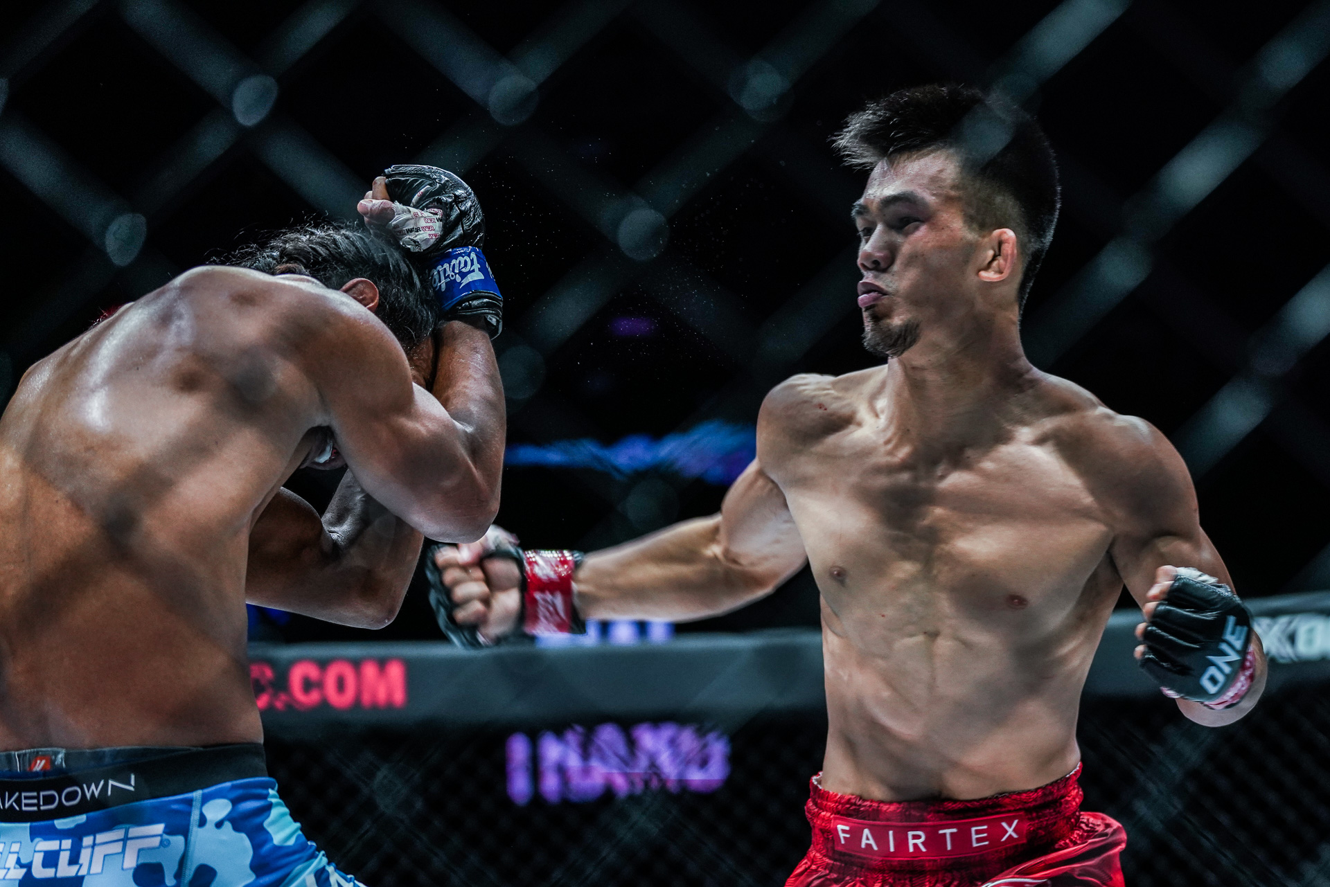 Jeremy Pacatiw exchanges blows with Tial Thang at ONE 164