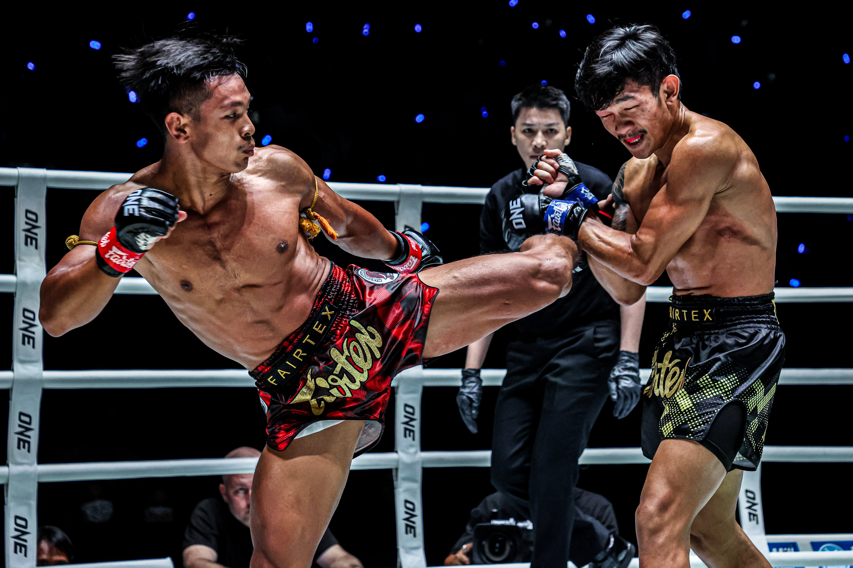 Songchainoi Kiatsongrit Teeyai Wankhongohm MBK ONE Friday Fights 100 35